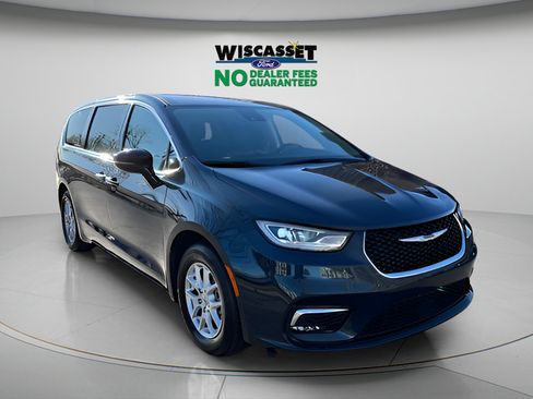 Used 2024 Chrysler Pacifica Touring-L FWD image 25