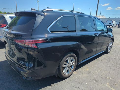 Used 2023 Toyota Sienna XSE w/ XSE Plus Package AWD/4WD image 6