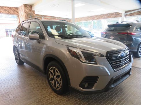 Used 2023 Subaru Forester Premium AWD/4WD image 3
