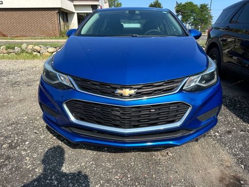 Used 2017 Chevrolet Cruze LT FWD image 2