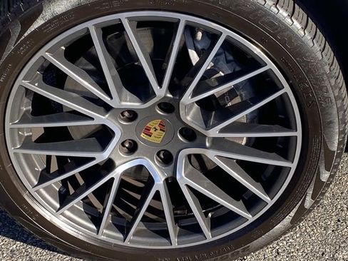 Used 2021 Porsche Cayenne AWD/4WD image 24