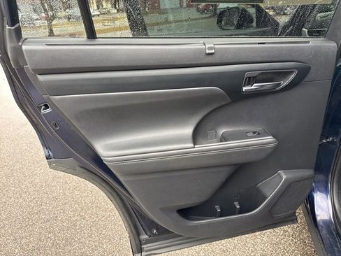 Used 2020 Toyota Highlander XLE image 17