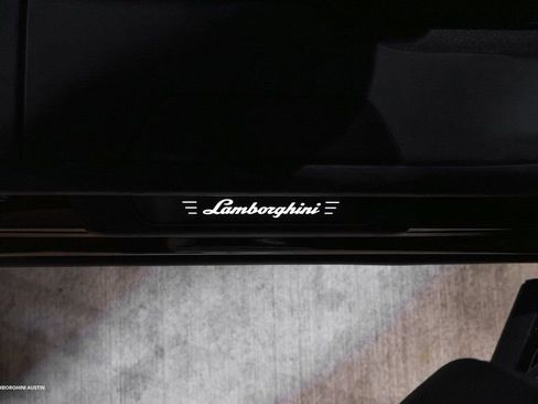 Used 2025 Lamborghini Urus SE image 43