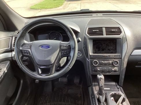 Used 2017 Ford Explorer XLT w/ Equipment Group 202A AWD/4WD image 19