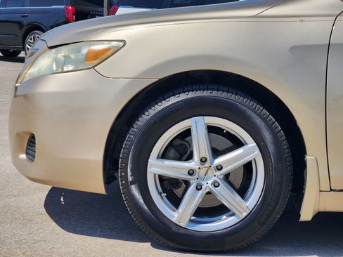 Used 2011 Toyota Camry LE image 9