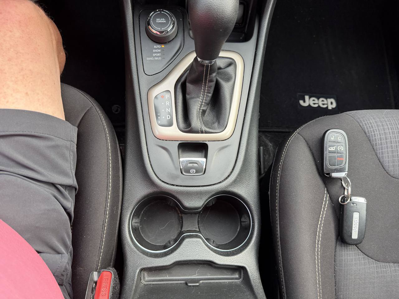 Used 2015 Jeep Cherokee Latitude w/ Comfort/Convenience Group AWD/4WD image 19