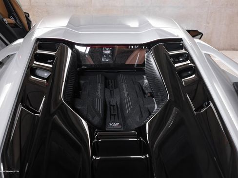 Used 2024 Lamborghini Revuelto image 12