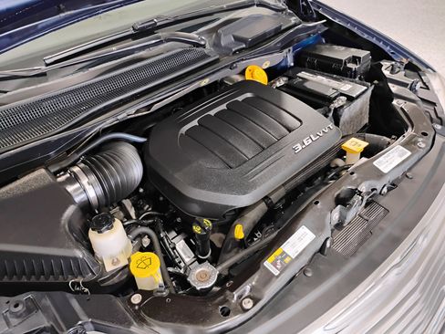 Used 2016 Chrysler Town & Country Touring image 57