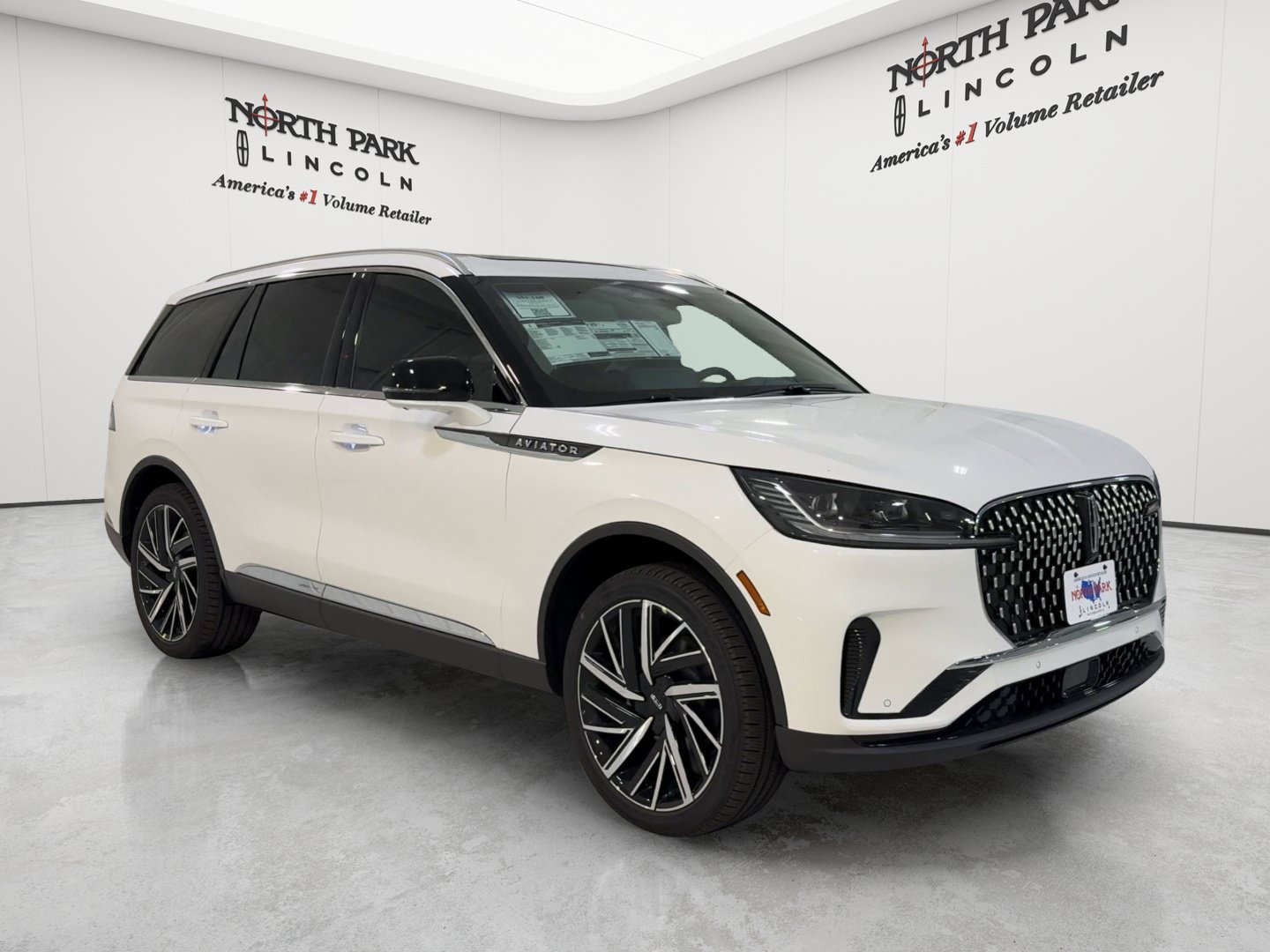 Used 2025 Lincoln Aviator Reserve w/ Equipment Group 201A AWD/4WD image 3