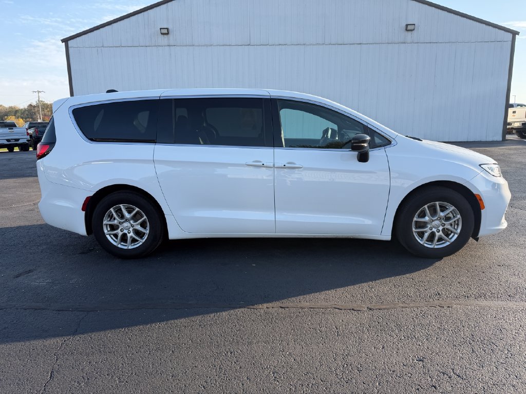 Used 2026 Chrysler Pacifica Select FWD image 4