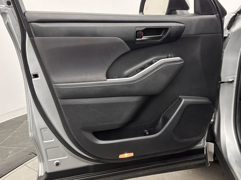 Used 2024 Toyota Highlander LE image 11