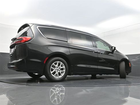 Used 2021 Chrysler Pacifica Touring-L image 33