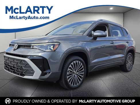 Certified 2025 Volkswagen Taos SE image 1