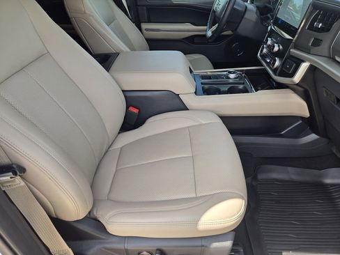 Used 2024 Ford Expedition XLT RWD image 12