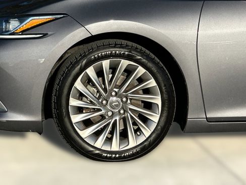 Certified 2020 Lexus ES 300h w/ Luxury Package image 12