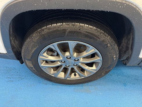 Used 2019 Jeep Cherokee Latitude Plus w/ Travel & Safety Group image 14