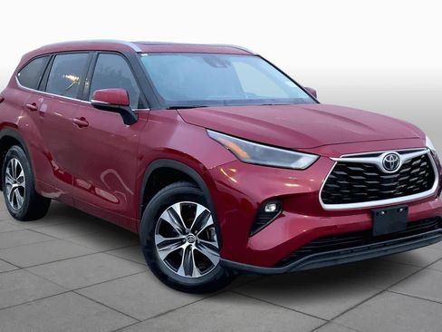 Used 2023 Toyota Highlander XLE image 2