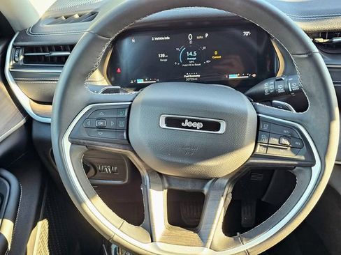 Used 2023 Jeep Grand Cherokee Limited w/ Black Appearance Package AWD/4WD image 32