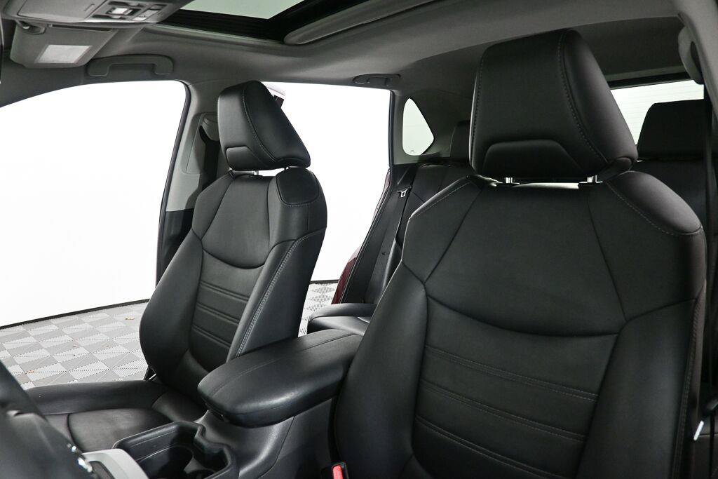 Used 2020 Toyota RAV4 XLE Premium FWD image 5