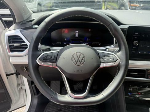 Used 2025 Volkswagen Taos SE FWD image 5