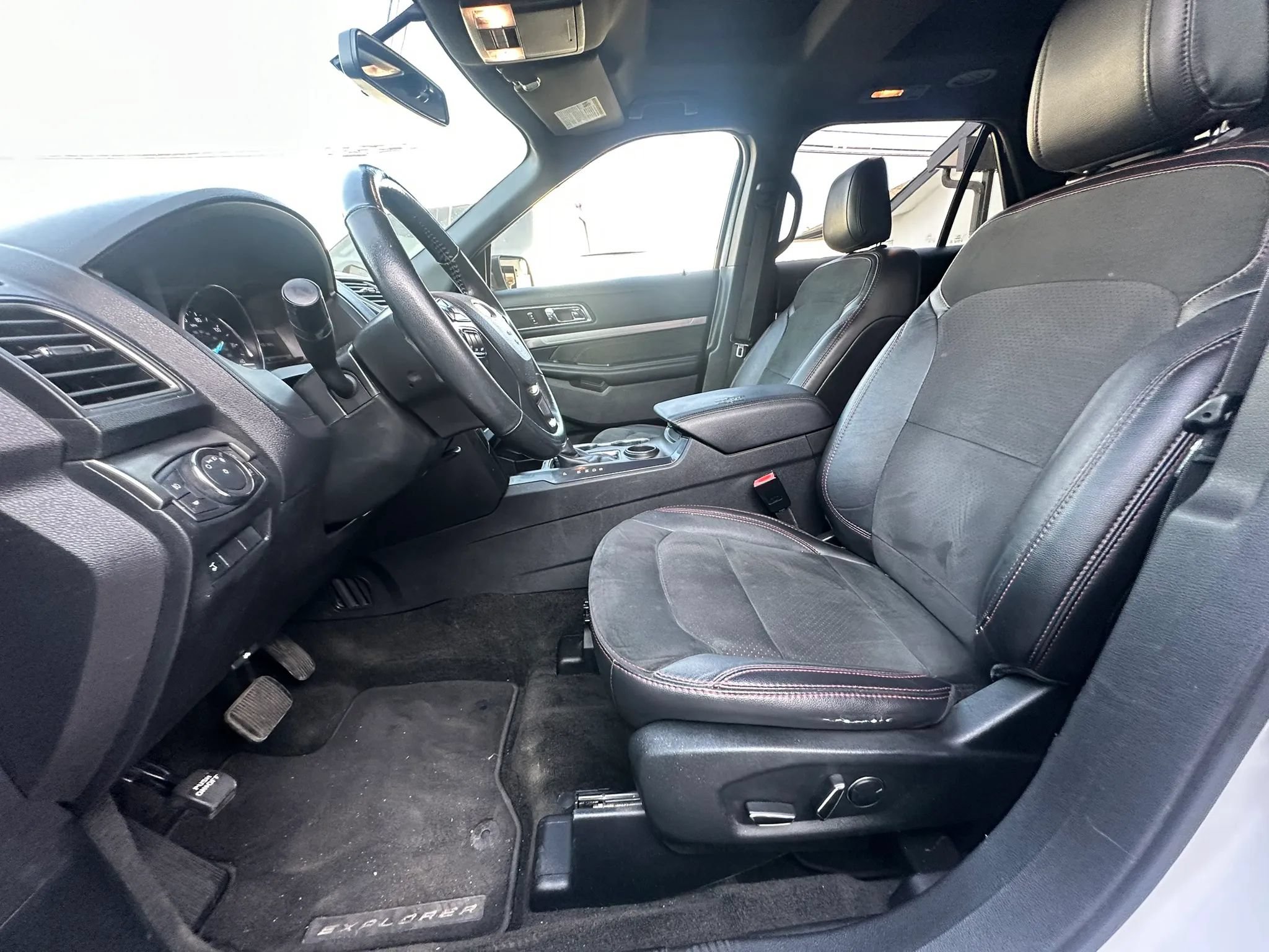 Used 2018 Ford Explorer XLT w/ Equipment Group 202A FWD image 34