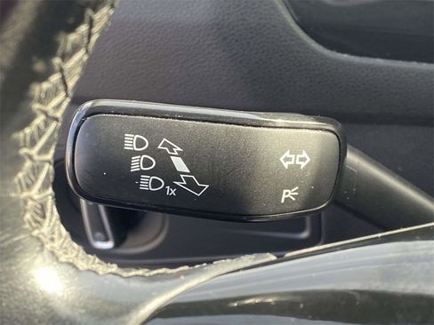 Used 2019 Volkswagen Tiguan SE image 27