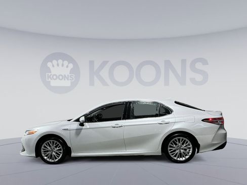 Used 2020 Toyota Camry XLE w/ Sunroof Package image 13