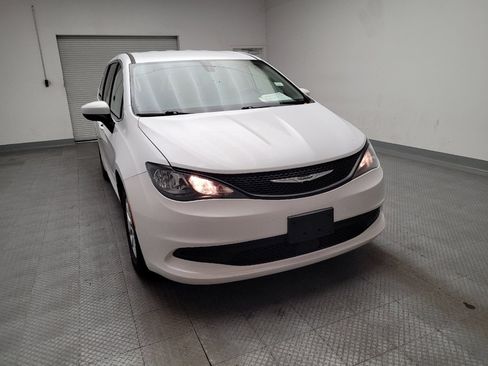 Used 2022 Chrysler Voyager LX image 14