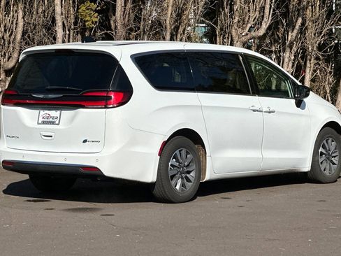 Used 2024 Chrysler Pacifica Select image 4