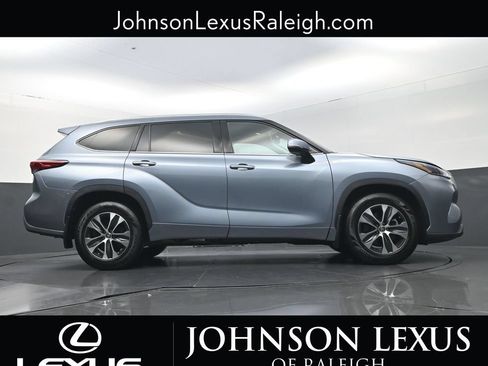 Used 2021 Toyota Highlander XLE AWD/4WD image 21