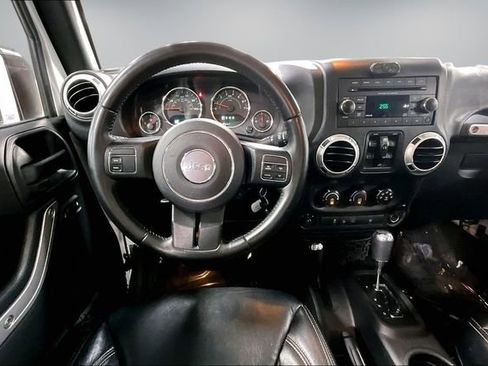 Used 2017 Jeep Wrangler Unlimited Sahara AWD/4WD image 9