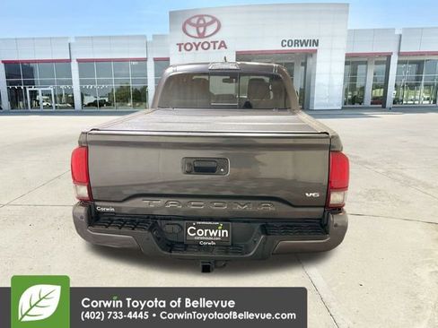 Used 2018 Toyota Tacoma TRD Sport image 7