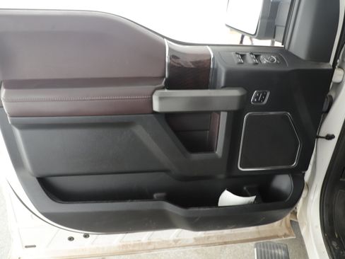 Used 2017 Ford F150 Platinum w/ Equipment Group 701A Luxury image 7