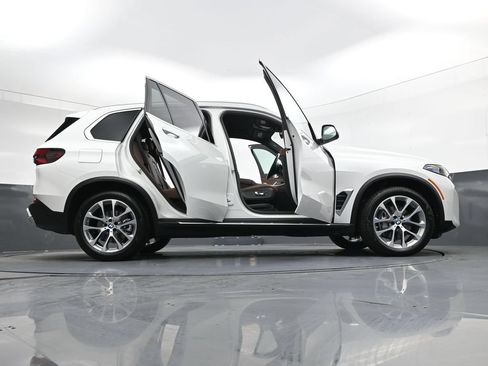 Used 2025 BMW X5 xDrive40i AWD/4WD image 43