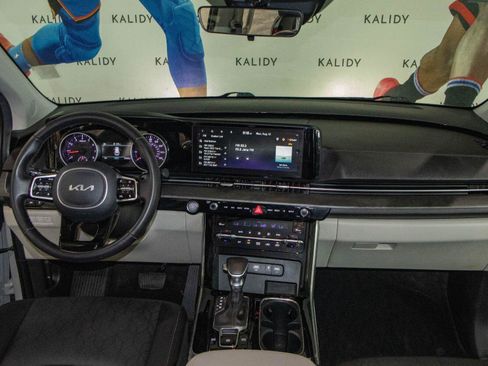 Used 2024 Kia Carnival EX FWD image 3