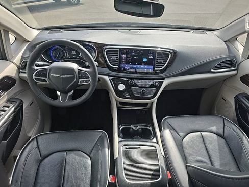 Used 2022 Chrysler Pacifica Limited AWD/4WD image 13