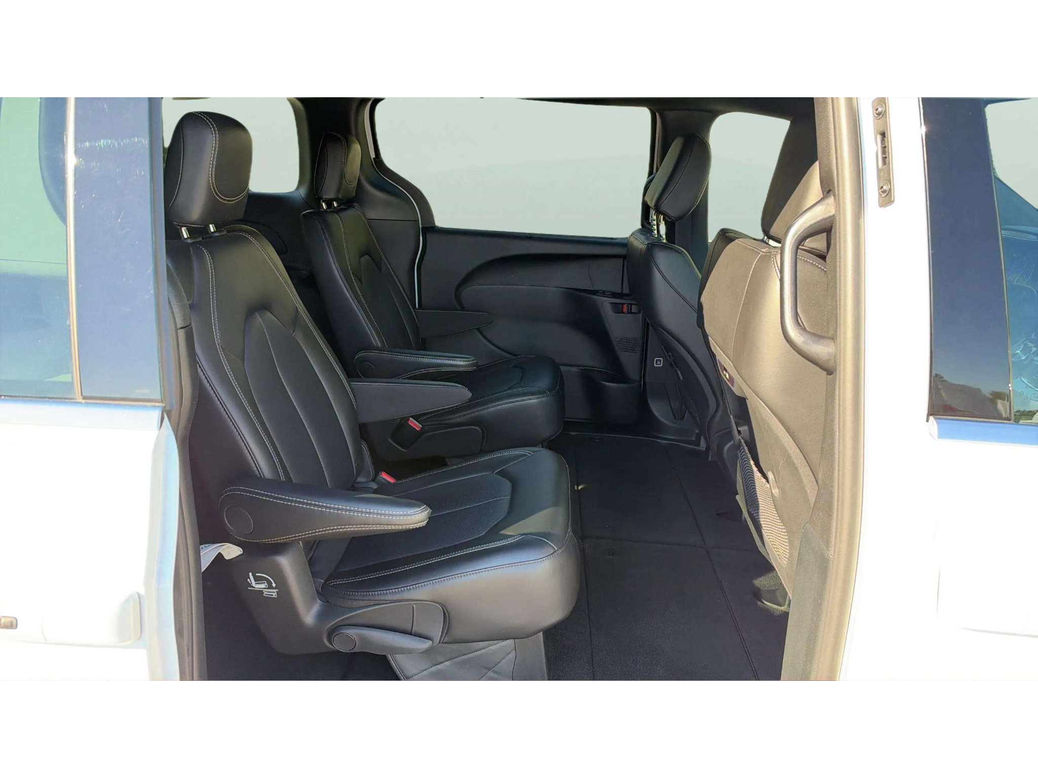 Used 2026 Chrysler Pacifica Select FWD image 13