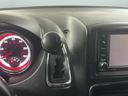Used 2019 Dodge Grand Caravan SXT FWD image 11