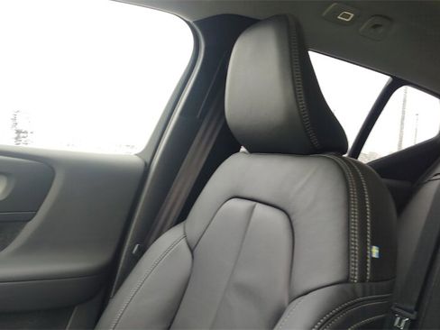 New 2026 Volvo XC40 B5 Plus w/ Climate Package image 24