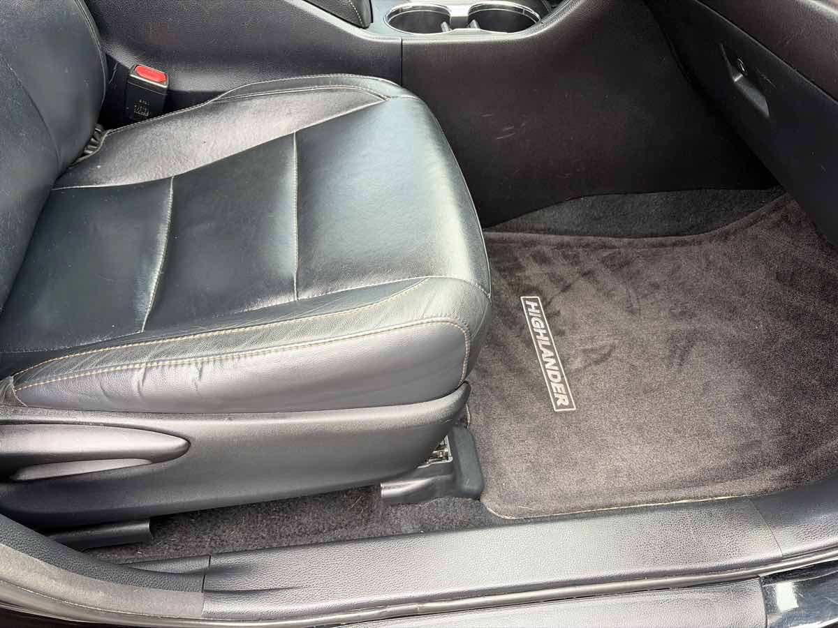Used 2014 Toyota Highlander XLE FWD image 32