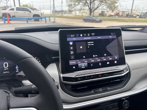 Used 2025 Jeep Compass Limited image 6