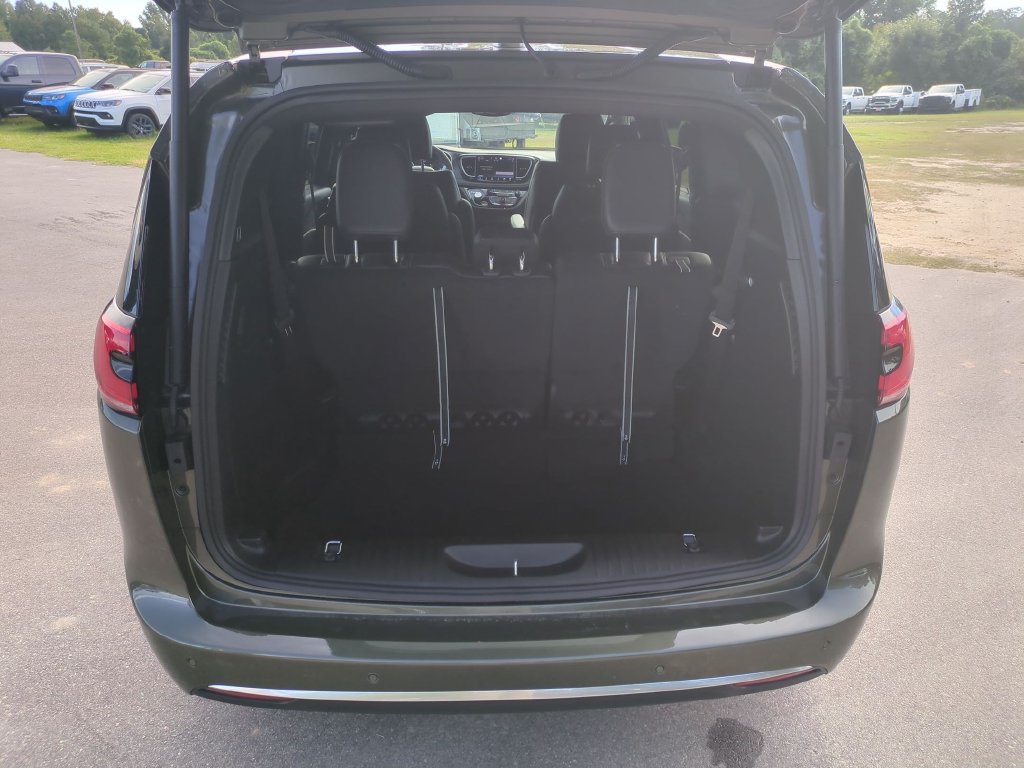 New 2027 Chrysler Pacifica Select FWD image 30