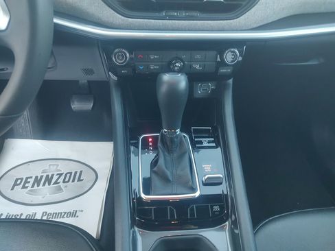 Used 2024 Jeep Compass Latitude image 11