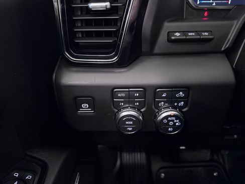 Used 2025 GMC Sierra 2500 AT4 w/ AT4 Premium Plus Package AWD/4WD image 28