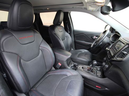 Used 2019 Jeep Cherokee Trailhawk image 23