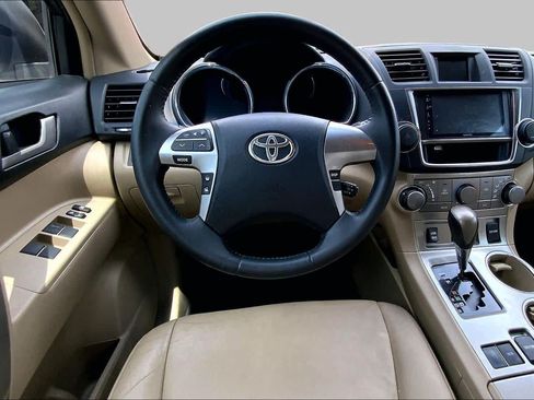 Used 2013 Toyota Highlander SE FWD image 6