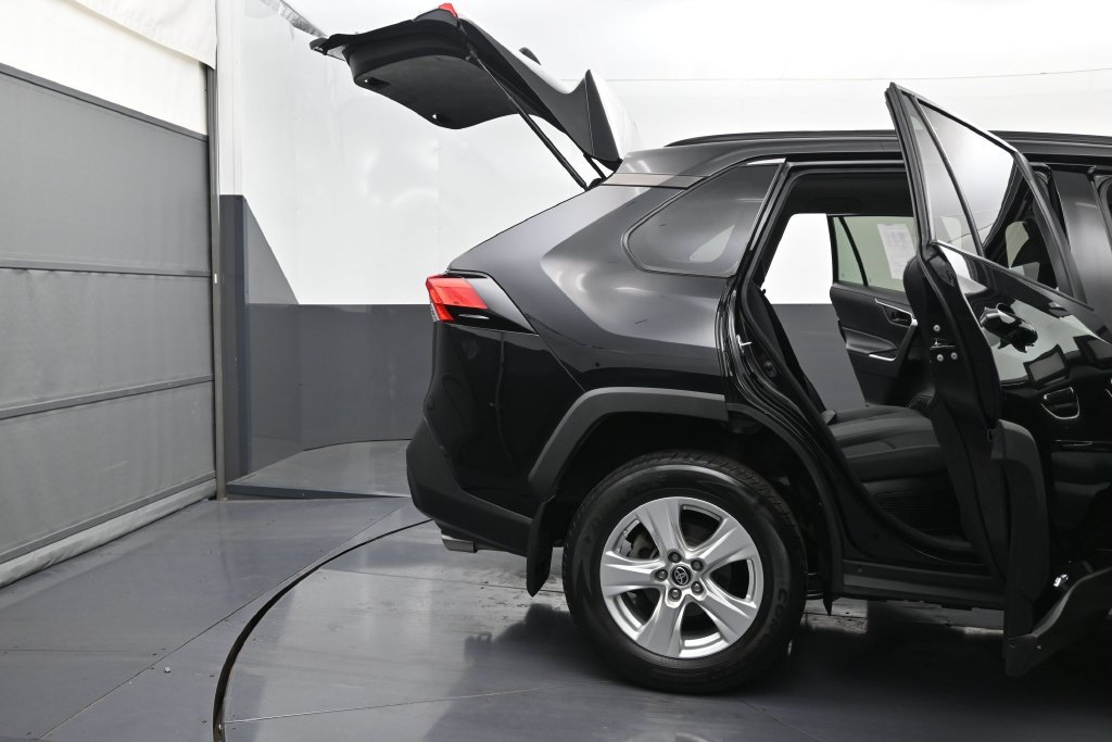 Used 2021 Toyota RAV4 LE AWD/4WD image 10