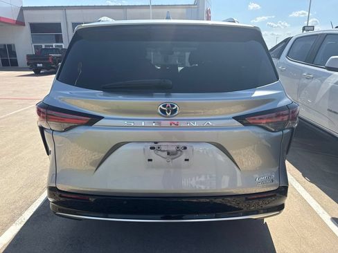 Used 2021 Toyota Sienna Limited FWD image 3