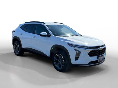 Used 2025 Chevrolet Trax LT w/ Driver Confidence Package image 7