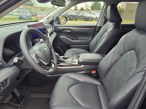 New 2026 Toyota Highlander Platinum image 24